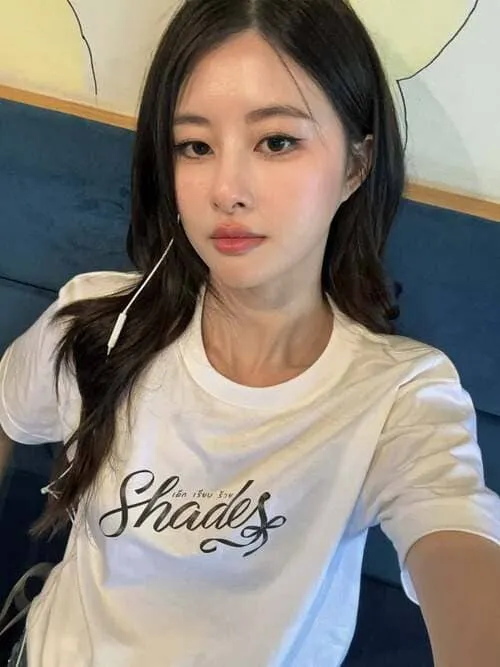shu-nunnicha-saehuang-thu-vien-hinh-anh-3 Shu Nunnicha Saehuang chụp selfie cận mặt với áo thun trắng trong phong cách đời thường