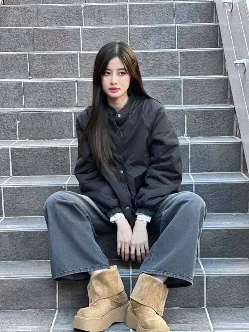 shu-nunnicha-saehuang-thu-vien-hinh-anh-6 Shu Nunnicha Saehuang ngồi trên cầu thang với áo khoác đen và boots lông phong cách cá tính