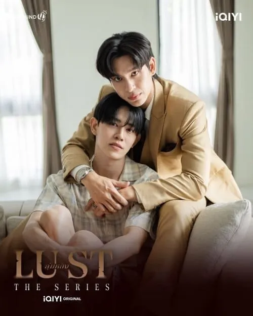 lust-the-series-hinh-anh-3 Lust The Series một người ôm người kia trên ghế sofa