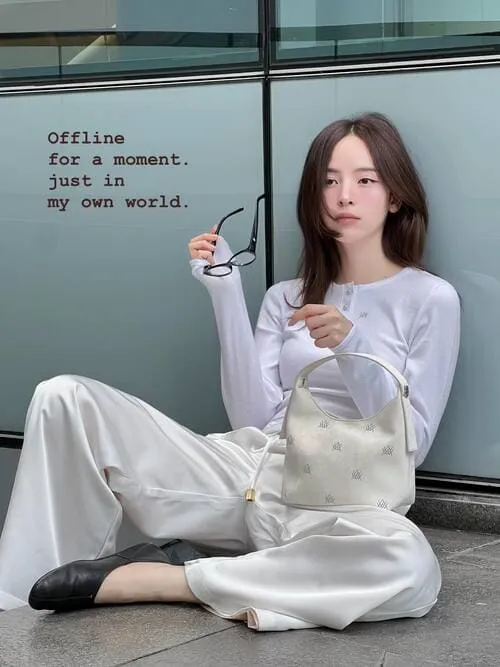 nychaa-nuttanicha-dungwattanawanich-hinh-anh-1 Nychaa Nuttanicha Dungwattanawanich mặc đồ trắng ngồi tạo dáng cùng túi xách