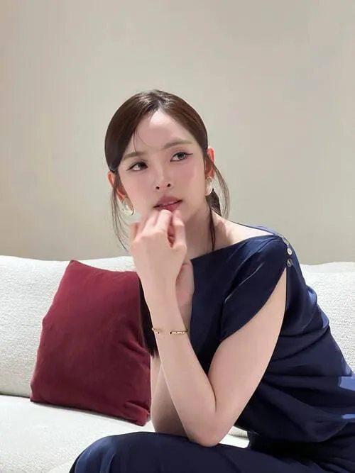nychaa-nuttanicha-dungwattanawanich-hinh-anh-2 Diễn viên Nychaa Nuttanicha Dungwattanawanich với set đồ xanh navy thanh lịch