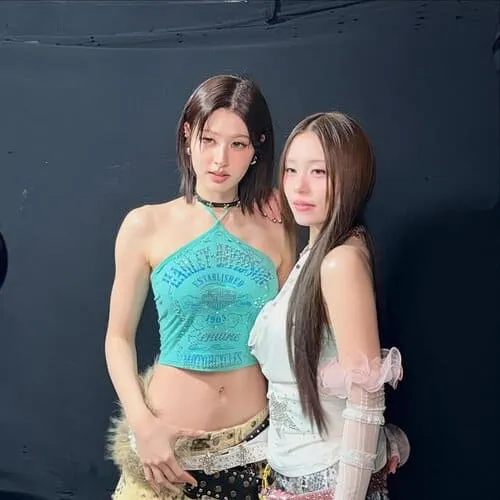 pahnfond-hinh-anh-couple-2 PahnFond Couple áo croptop cá tính nền tối tạo dáng