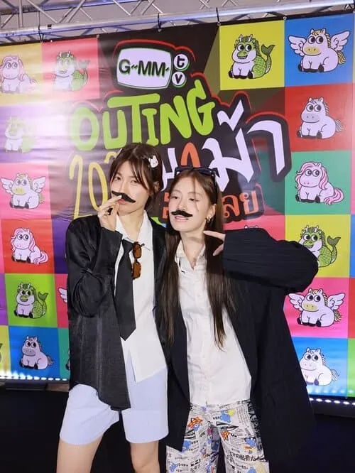 pahnfond-hinh-anh-couple-3 PahnFond Couple gắn ria mép vui nhộn sự kiện GMMTV Outing