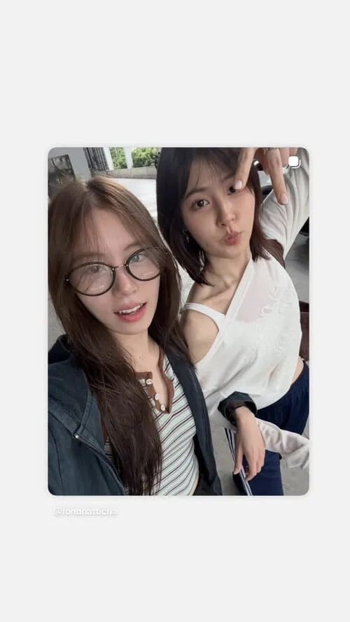 pahnfond-hinh-anh-couple-5 PahnFond Couple selfie ngoài trời áo trắng tươi tắn