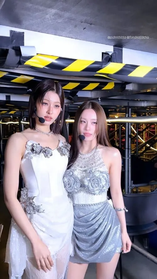 pahnfond-hinh-anh-couple-7 PahnFond Couple đầm dạ hội bạc đeo mic biểu diễn