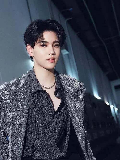 pete-chnanvichya-roongsiripasert-hinh-anh-1 Pete Chnanvichya Roongsiripasert cuốn hút trong áo khoác ánh kim lấp lánh trên sân khấu
