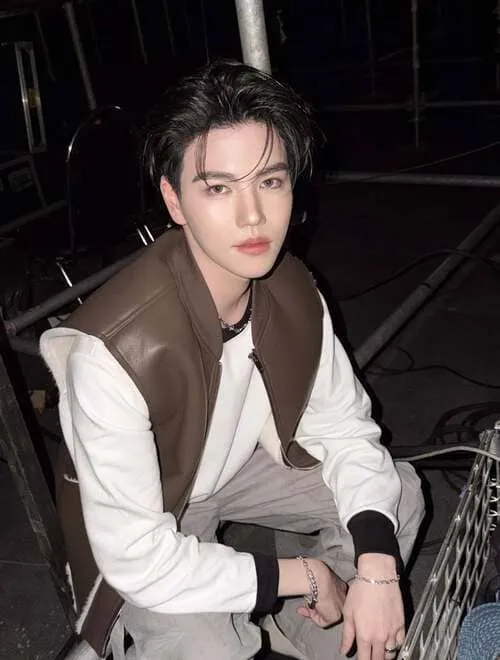 pete-chnanvichya-roongsiripasert-hinh-anh-3 Pete Chnanvichya Roongsiripasert trẻ trung với áo khoác phối da nâu trắng