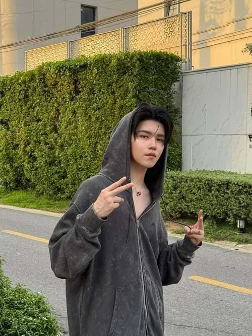 pete-chnanvichya-roongsiripasert-hinh-anh-4 Pete Chnanvichya Roongsiripasert năng động trong áo hoodie xám dạo phố