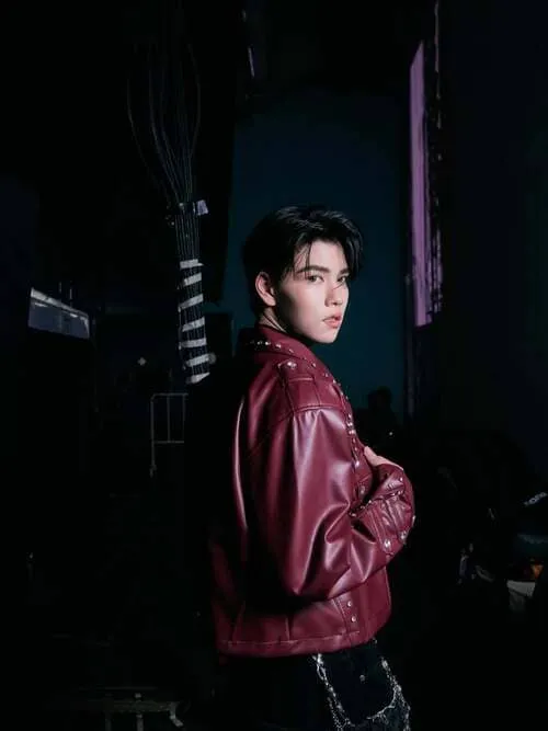 pete-chnanvichya-roongsiripasert-hinh-anh-5 Pete Chnanvichya Roongsiripasert lạnh lùng trong áo da đỏ đô hậu trường sân khấu