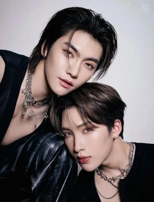 bossnoeul-couple-hinh-anh-1 BossNoeul chụp cận mặt phong cách đen huyền bí phụ kiện bạc