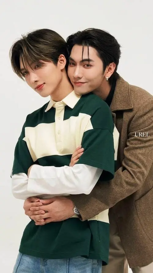 bossnoeul-couple-hinh-anh-5 BossNoeul ôm nhau từ phía sau áo polo kẻ sọc xanh trắng