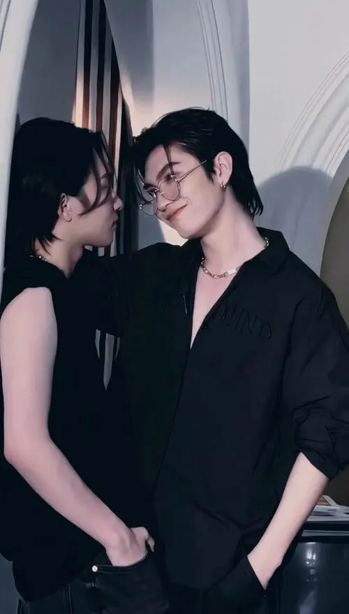 bossnoeul-couple-hinh-anh-7 BossNoeul đứng sát nhau dưới vòm cổng ánh sáng mờ ảo