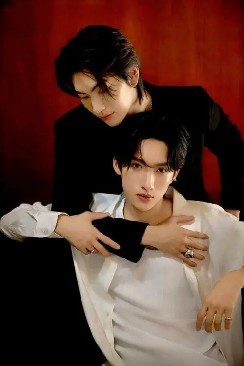bossnoeul-couple-hinh-anh-8 BossNoeul ôm vai từ phía sau trên nền đỏ đầy tình cảm