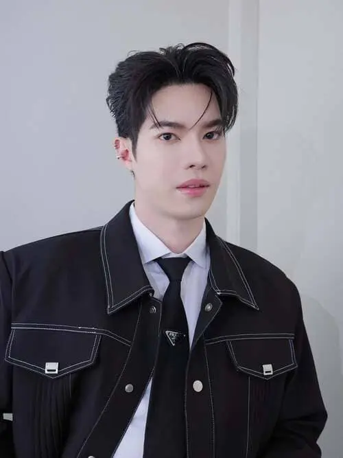 bosston-suphadach-wilairat-hinh-anh-1 Bosston Suphadach Wilairat diện áo khoác đen Prada, thắt cà vạt chụp cận mặt phông trắng