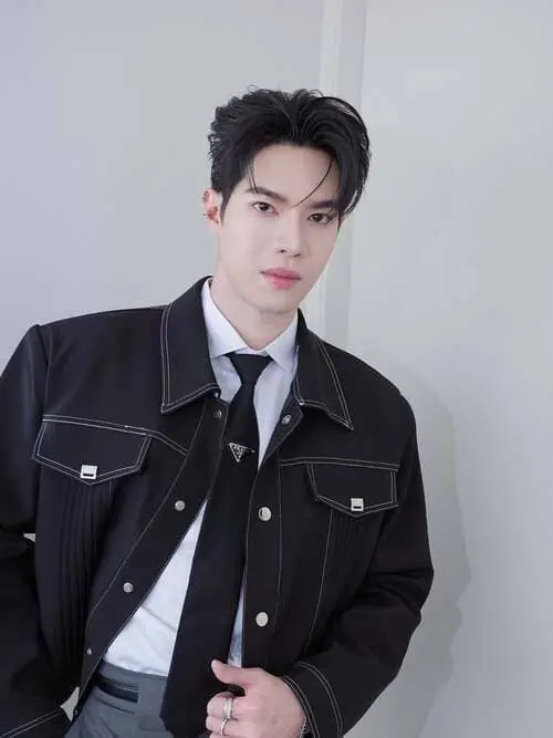 bosston-suphadach-wilairat-hinh-anh-6 Bosston Suphadach Wilairat mặc áo khoác đen Prada thắt cà vạt, chống tay tạo dáng phông trắng