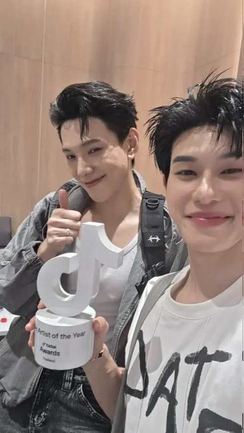 daouoffroad-couple-hinh-anh-3 DaouOffroad selfie cùng cúp giải thưởng TikTok Awards Thailand