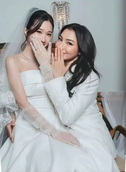 fayeatom-couple-hinh-anh-10 FayeAtom áp má che miệng cười, cùng diện trang phục cưới tông trắng