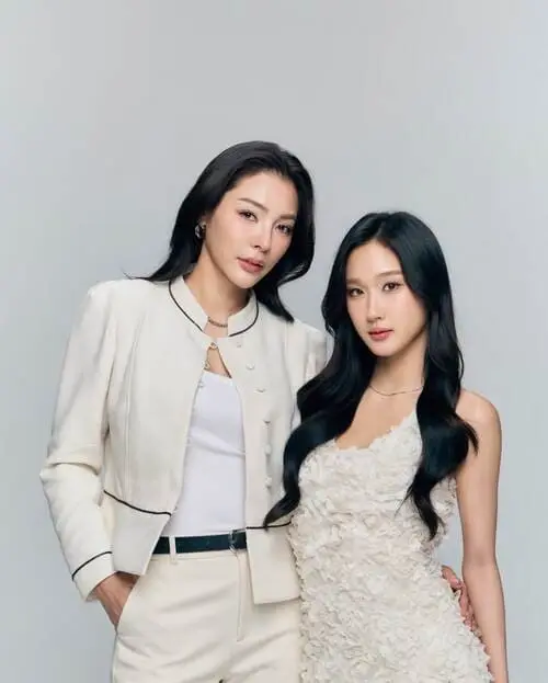 fayeatom-couple-hinh-anh-13 FayeAtom đứng sánh vai chụp ảnh studio, phối đồ tông trắng kem đồng điệu