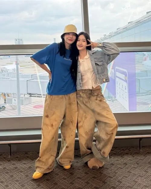 fayeatom-couple-hinh-anh-15 FayeAtom tạo dáng chữ V tại sân bay, cùng diện quần jean rộng tông nâu