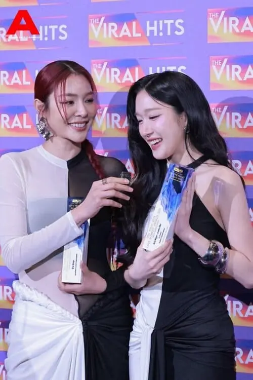 fayeatom-couple-hinh-anh-3 FayeAtom cầm cúp giải thưởng cười rạng rỡ tại sự kiện "The Viral Hits"