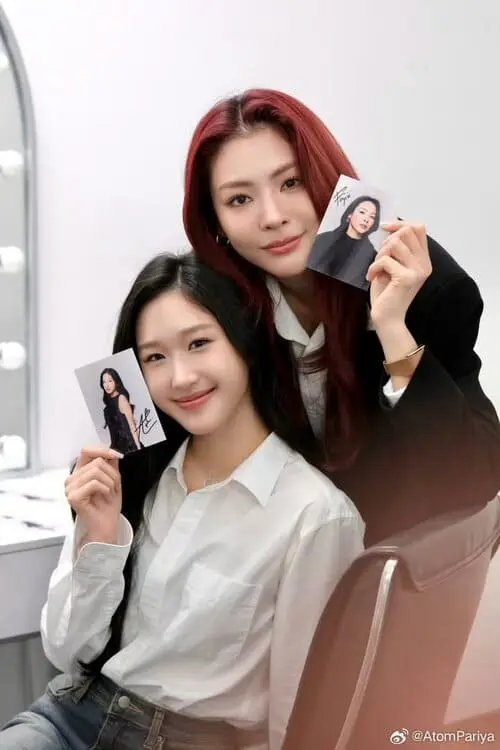 fayeatom-couple-hinh-anh-4 FayeAtom khoe ảnh polaroid có chữ ký, ngồi trong phòng trang điểm hậu trường