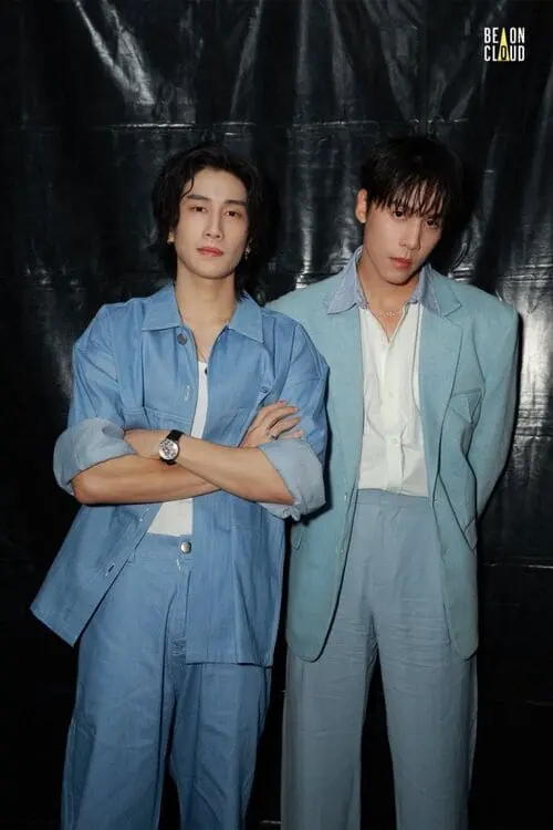 jesbible-couple-hinh-anh-11 JesBible diện đồ tông xanh đồng bộ, chụp hình trước phông nền đen.