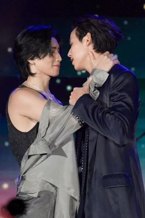 jesbible-couple-hinh-anh-4 JesBible ôm nhau tình cảm trên sân khấu, diện trang phục biểu diễn ánh đèn màu.