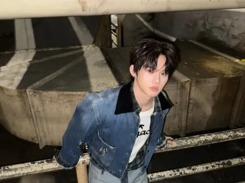 minlee-thanakorn-wichanukhor-hinh-anh-1 MinLee Thanakorn Wichanukhor mặc áo khoác denim, đứng cạnh thùng chứa công nghiệp