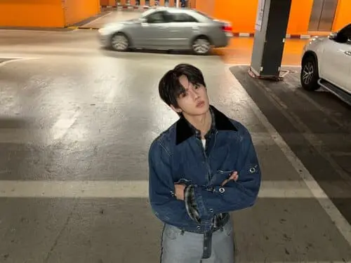 minlee-thanakorn-wichanukhor-hinh-anh-2 MinLee Thanakorn Wichanukhor khoanh tay mặc áo khoác denim, đứng trong bãi đỗ xe ban đêm