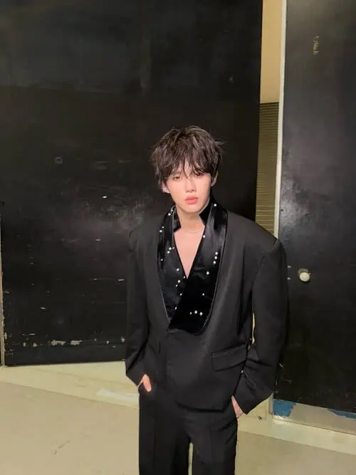 minlee-thanakorn-wichanukhor-hinh-anh-7 MinLee Thanakorn Wichanukhor mặc vest đen phối khăn choàng đính đá, đứng hậu trường sự kiện