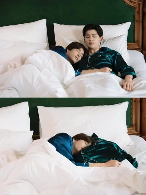 peach-and-me-the-series-2026-hinh-anh-16 Peach and Me The Series cảnh phim, cặp đôi nằm ôm nhau ngủ trên giường đồ ngủ xanh ngọc