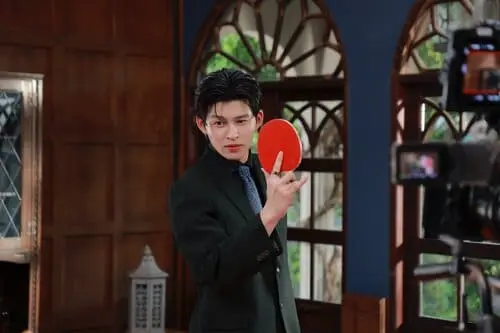 peach-and-me-the-series-2026-hinh-anh-18 Peach and Me The Series hậu trường quay hình, nam diễn viên giơ vợt bóng bàn đỏ trước ống kính
