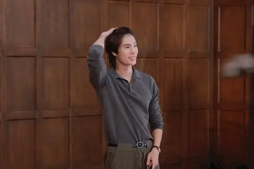 peach-and-me-the-series-2026-hinh-anh-19 Peach and Me The Series hậu trường, nam diễn viên vuốt tóc cười tươi trước tường gỗ
