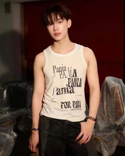 saengnuea-jitaboon-ngamboonyarak-hinh-anh-4 SaengNuea Jitaboon Ngamboonyarak diện áo ba lỗ trắng in chữ Pania tạo dáng chụp hình hậu trường