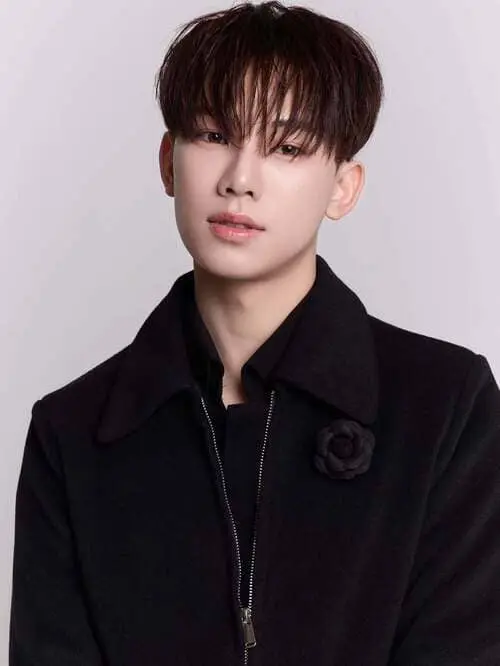 saengnuea-jitaboon-ngamboonyarak-hinh-anh-6 SaengNuea Jitaboon Ngamboonyarak diện áo khoác dạ đen cài hoa cài áo, chụp ảnh profile trên nền xám