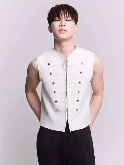 saengnuea-jitaboon-ngamboonyarak-hinh-anh-7 SaengNuea Jitaboon Ngamboonyarak mặc áo vest ba lỗ trắng kiểu quân đội đính khuy, chụp ảnh thời trang studio