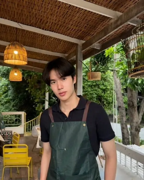 tham-tupthong-suwanrakanont-hinh-anh-4 Tham Tupthong Suwanrakanont mặc yếm xanh rêu đứng chụp ảnh trong không gian quán cà phê