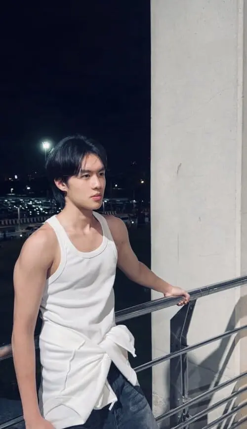 tham-tupthong-suwanrakanont-hinh-anh-5 Tham Tupthong Suwanrakanont mặc áo ba lỗ trắng đứng tựa lan can chụp ảnh về đêm