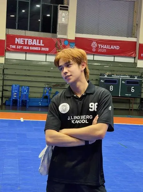 third-lapat-ngamchaweng-hinh-anh-7 Third Lapat Ngamchaweng mặc áo polo đen khoanh tay tại nhà thi đấu SEA Games