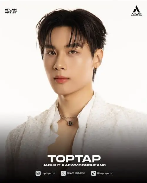 toptap-jarukit-kaewmoonrueang-hinh-anh-1 Toptap Jarukit Kaewmoonrueang mặc áo choàng trắng, ảnh giới thiệu nghệ sĩ APLAN Entertainment