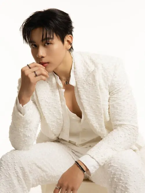 toptap-jarukit-kaewmoonrueang-hinh-anh-2 Toptap Jarukit Kaewmoonrueang mặc vest tweed trắng, ngồi chống cằm tạo dáng studio