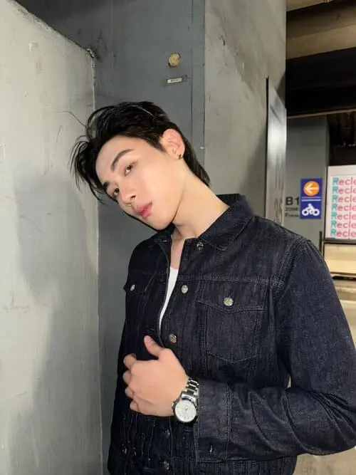 toptap-jarukit-kaewmoonrueang-hinh-anh-4 Toptap Jarukit Kaewmoonrueang mặc áo khoác denim đen, tựa tường nhìn nghiêng trong hầm gửi xe