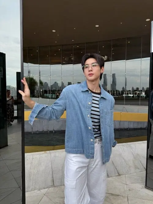toptap-jarukit-kaewmoonrueang-hinh-anh-6 Toptap Jarukit Kaewmoonrueang mặc áo sơ mi denim phối áo sọc, tạo dáng trước tòa nhà kính