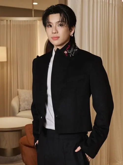tytan-teepprasan-hinh-anh-7 Tytan Teepprasan mặc blazer đen thêu họa tiết đứng tạo dáng trong không gian nội thất sang trọng