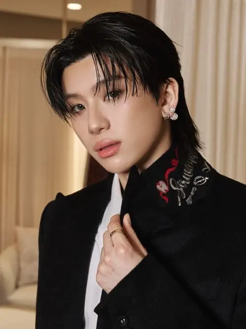 tytan-teepprasan-hinh-anh-8 Tytan Teepprasan chụp cận mặt mặc áo blazer đen cổ thêu chi tiết tinh xảo