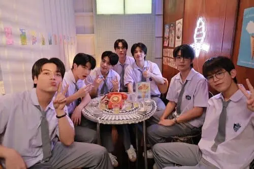 weirdo-101-the-series-2026-hinh-anh-10 Dàn diễn viên Weirdo 101 The Series mặc đồng phục học sinh quây quần bên bàn tráng miệng