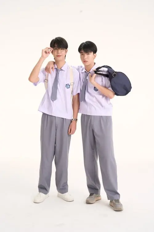 weirdo-101-the-series-2026-hinh-anh-6 Hai nam chính Weirdo 101 The Series trong đồng phục học sinh trên nền trắng