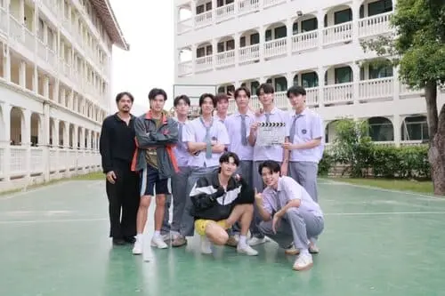 weirdo-101-the-series-2026-hinh-anh-7 Ảnh khai máy Weirdo 101 The Series với toàn bộ ê kíp và dàn diễn viên chụp cùng bảng clapper tại sân trường