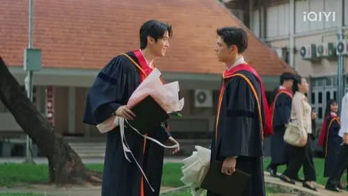 your-dear-daddy-the-series-2026-hinh-anh-14 Your Dear Daddy The Series cảnh hai nhân vật mặc áo cử nhân trò chuyện trong ngày tốt nghiệp
