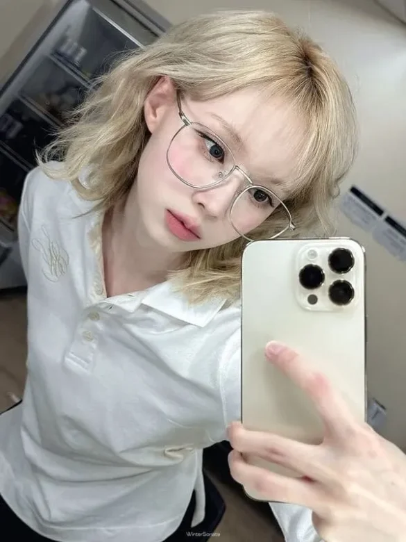 anh-winter-aespa-selfie-1 Ảnh Winter aespa selfie đeo kính tóc vàng bồng bềnh